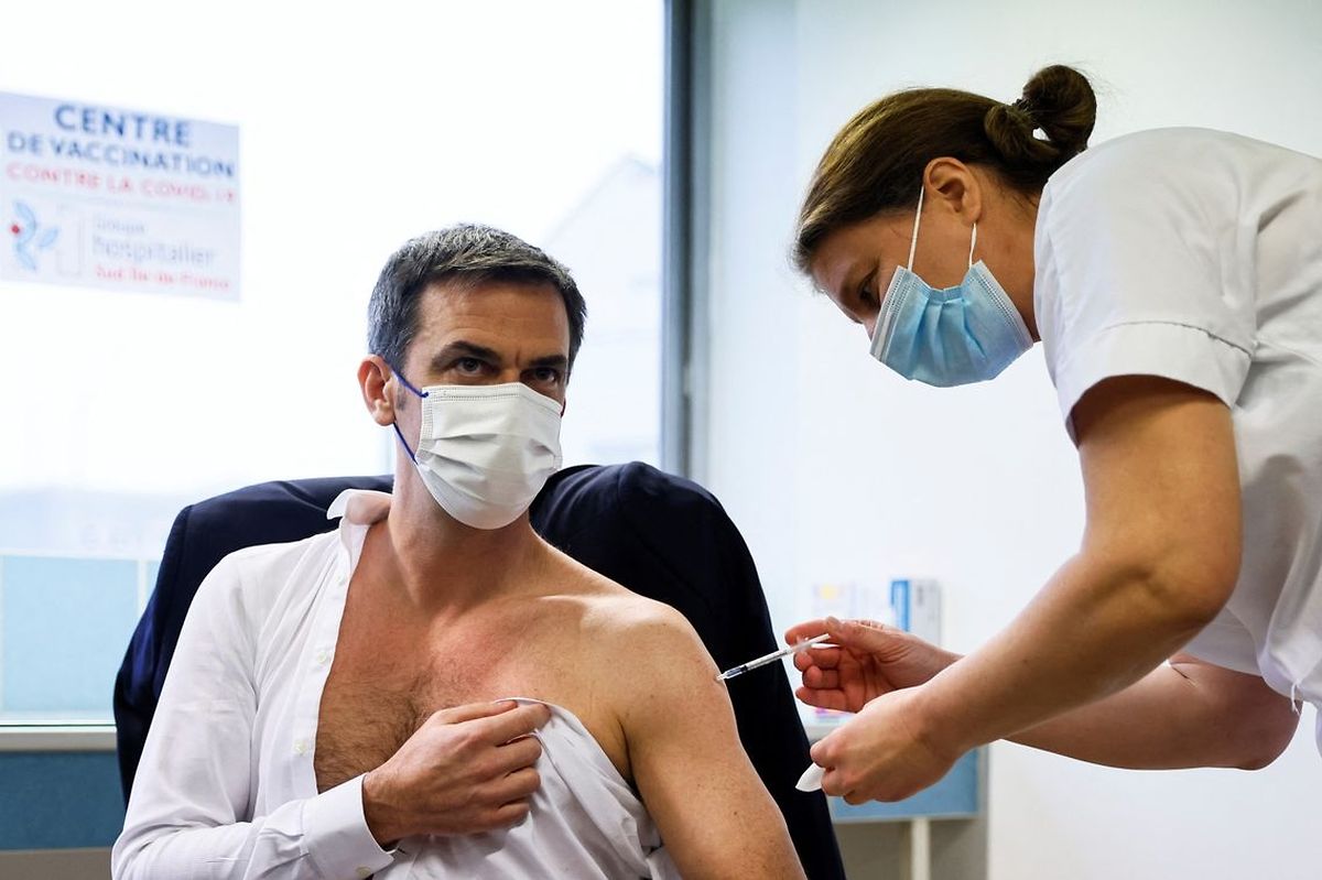 Le ministre de la Santé français, Olivier Véran, a été critiqué sur les réseaux sociaux suite à sa vaccination.