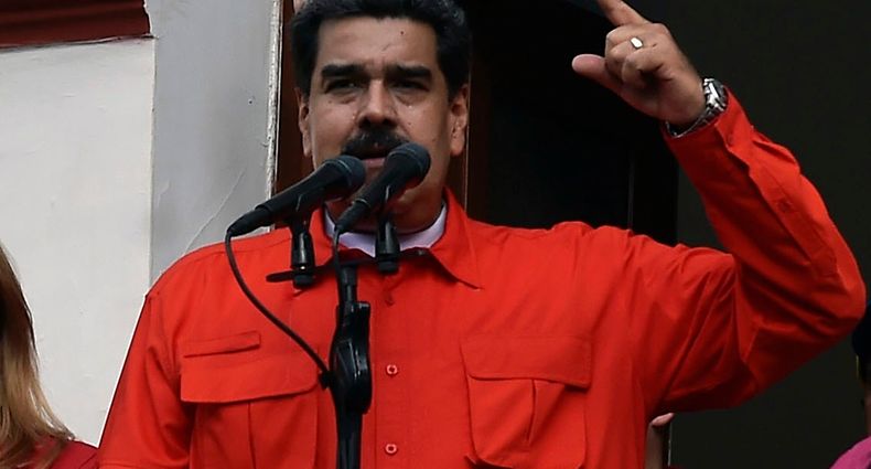Venezuela's President Nicolas Maduro (C), speaks to a crowd of supporters to announce his is breaking off diplomatic ties with the United States, during a gathering in Caracas on January 23, 2019. - Venezuela President Nicolas Maduro announced on Wednesday he was breaking off diplomatic ties with the United States after counterpart Donald Trump acknowledged opposition leader Juan Guaido as the South American country's "interim president." (Photo by Luis ROBAYO / AFP)