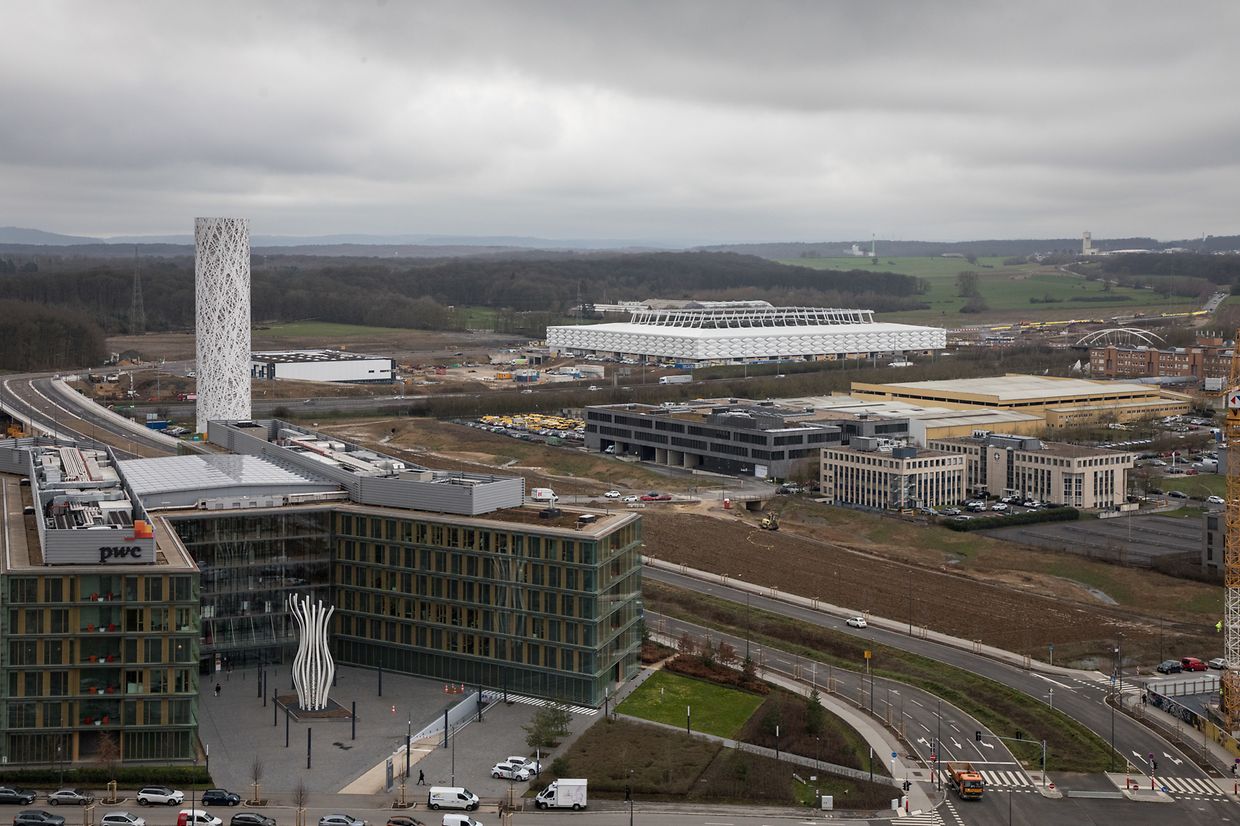 Le futur stade national (au loin) constitue la seule infrastructure sportive du quartier. 