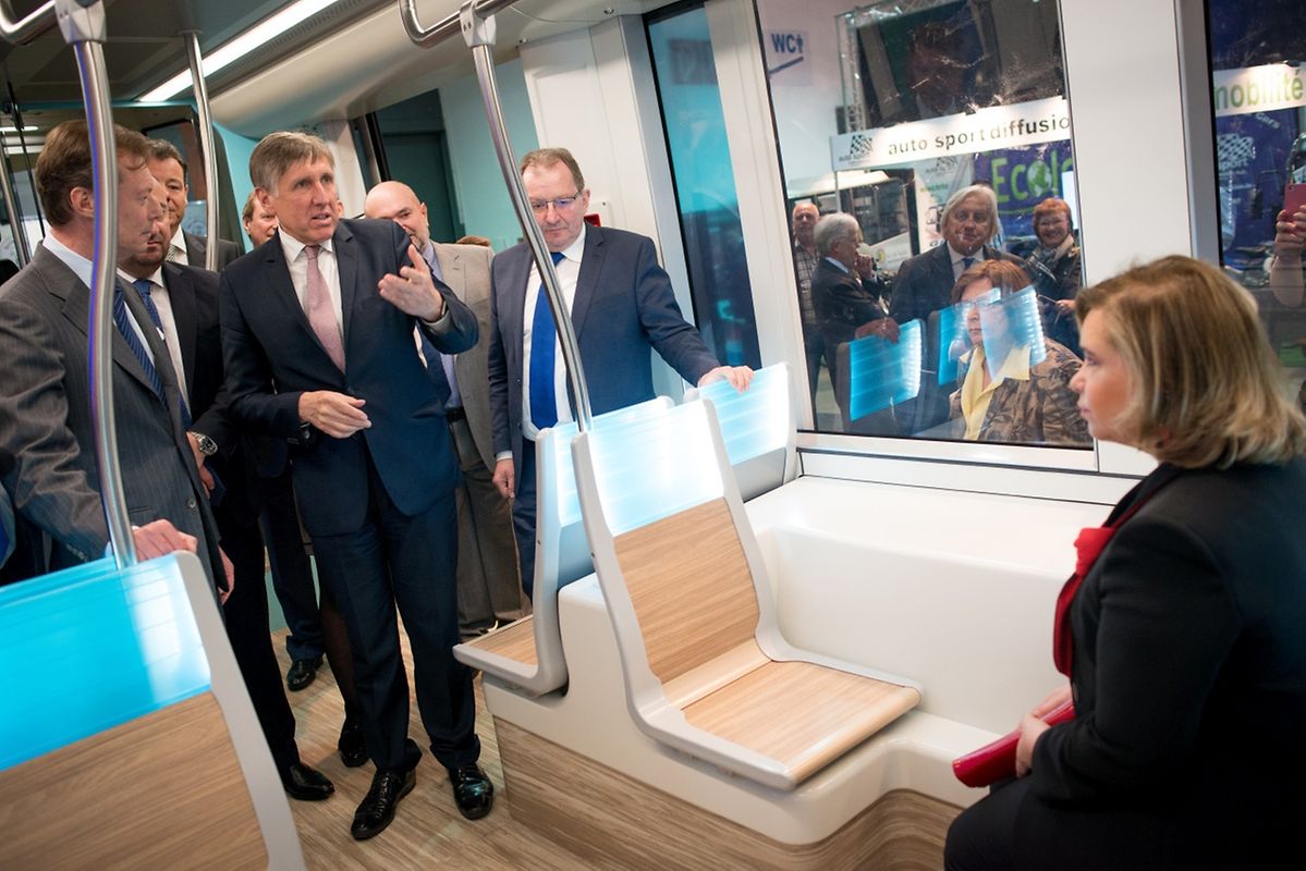 Auf dem Weg zu den Ausstellern: Das großherzogliche Paar auf Stippvisite auf der Frühjahrsmesse. 