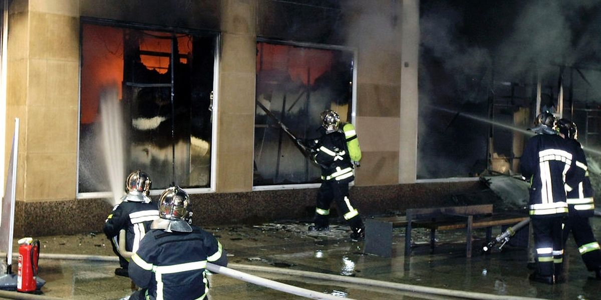 Sieben Jahre nach dem Großbrand steht die Ruine immer noch.
