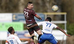 Andreas Buch (Differdingen #22) köpft das Tor zum 0:1 im Zweikampf mit Godmer Mabouba (Etzella Ettelbrück #77 )/ Fussball BGL Ligue Luxemburg, 18. Spieltag, Saison 2020-2021 / 28.03.2021 /Etzella Ettelbrück (Ettelbruck) - FC Differdingen 03 / Stade du Deich, Ettelbrück /Foto: Ben Majerus