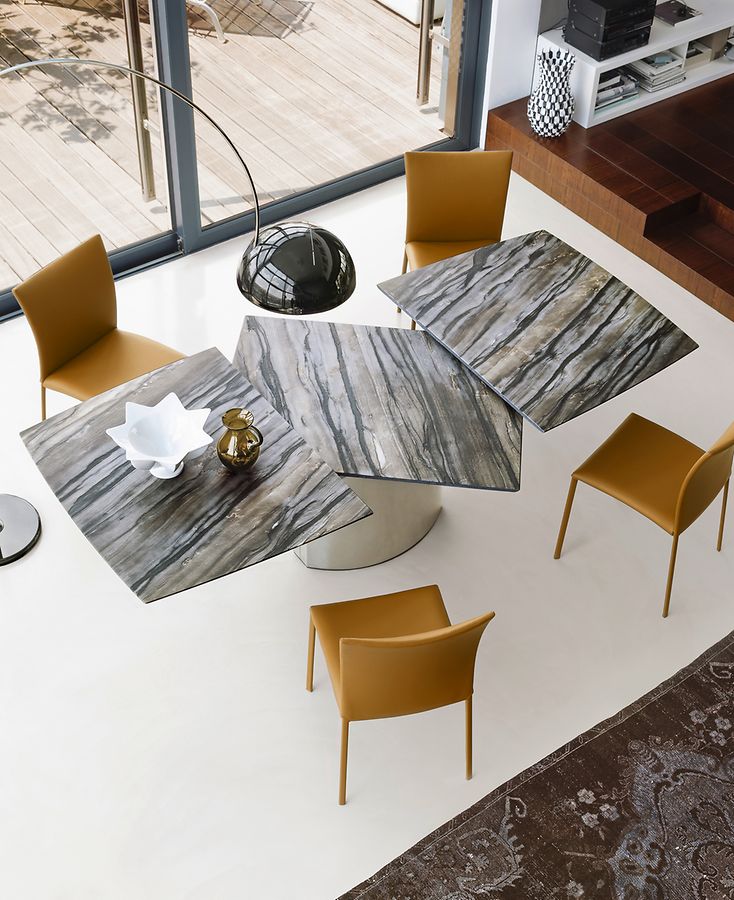 Die Möbelfirmen legen derzeit einen Schwerpunkt auf Esstafeln - in verschiedensten&nbsp;Formen. Der Tisch «Adler Magnum» von Draenert kann auf bis zu 3,70 Meter ausgezogen werden (in Stein ab 13 705 Euro).