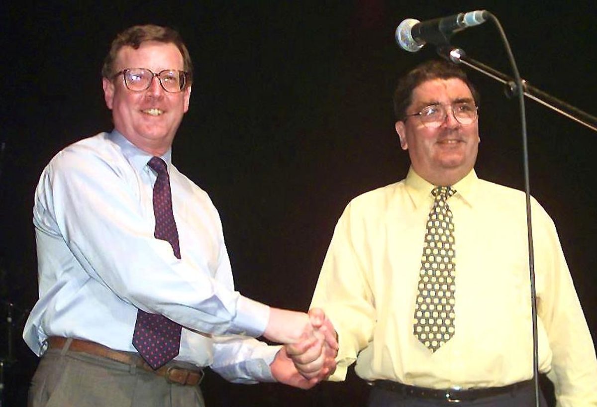 19. Mai 1998: David Trimble, ehemaliger Chef der protestantischen Ulster Unionist Party (UUP), zusammen mit John Hume, Sozialdemokratischen Partei (SDLP).