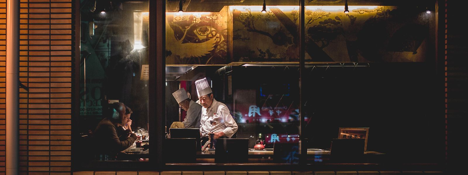 Ganz nah an der Kochkunst: Gäste in einem japanischen Restaurant werden bedient.