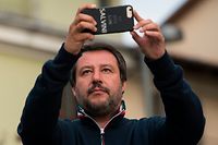 12.05.2019, Italien, Settimo Torinese: Matteo Salvini, Innenminister von Italien, macht während des Wahlkampfes ein Foto mit seinem Smartphone. In der Region Piemont in Italien finden am 26. Mai 2019 die Regionalwahlen statt. Salvini hat der deutschen Hilfsorganisation Sea-Watch mit der Blockade ihres Rettungsschiffes gedroht. Foto: Stefano Guidi/ZUMA Wire/dpa +++ dpa-Bildfunk +++