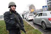 Members of the German police searches all the vehicles driving towards the border between France and Germany at the German bordering city of Kehl, on December 12, 2018, in order to find the gunman who opened fire near a Christmas market the night before, in Strasbourg, eastern France. - Hundreds of security forces were deployed in the hunt for a lone gunman who killed at least three people and wounded a dozen others at the famed Christmas market in Strasbourg, with the French government raising the security alert level and reinforcing border controls. (Photo by Frederick FLORIN / AFP)