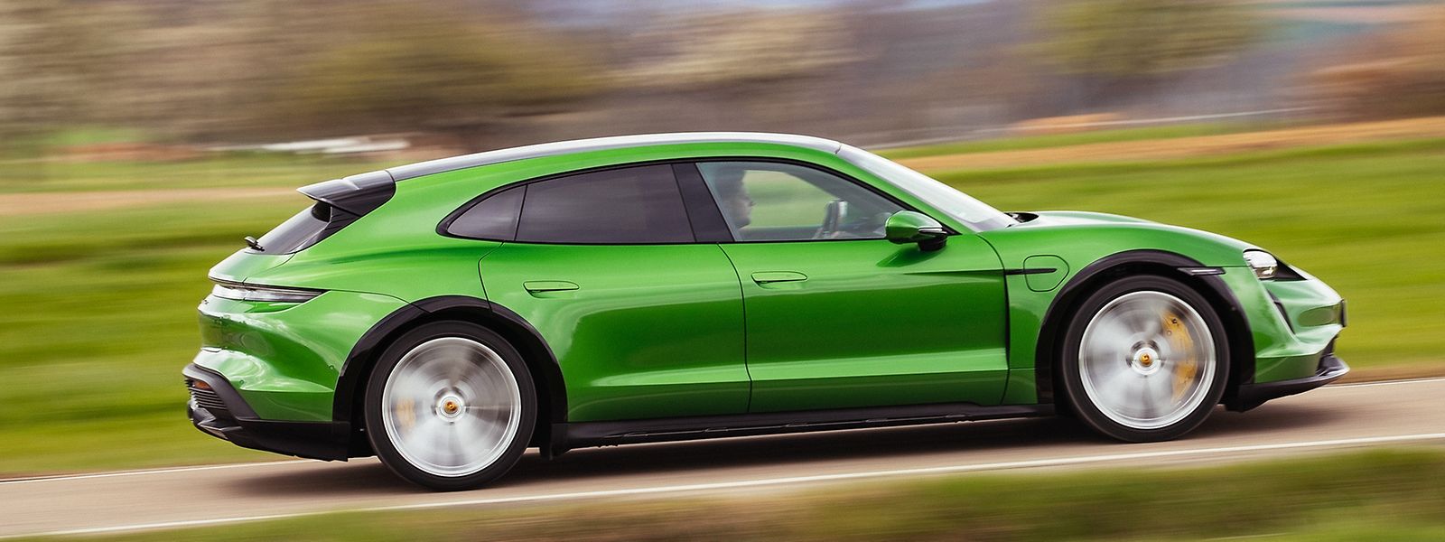 Dank Allradantrieb und adaptiver Luftfederung sorgt das neue High-Tech-Fahrwerk des Porsche Taycan Cross Turismo auch abseits befestigter Straßen für Dynamik.
