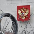 Russian state emblemm is seen throuch barbed wire set on a fence arround the Russian embassy in Kiev on March 28, 2018.
Ukraine is to expel 13 Russian diplomats as part of a coordinated effort by European nations and the US to punish Russia over an attack on a former Russian spy in England.   / AFP PHOTO / Sergei SUPINSKY