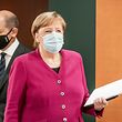 14.10.2020, Berlin: Bundeskanzlerin Angela Merkel (CDU), kommt vor Olaf Scholz (SPD), Bundesminister der Finanzen, zur Sitzung des Bundeskabinetts im Kanzleramt. Foto: Michael Kappeler/dpa-pool/dpa +++ dpa-Bildfunk +++
