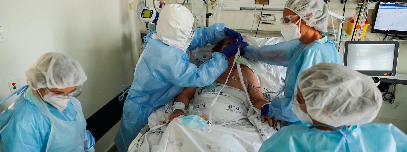 Elementos da equipa médica cuidam de uma paciente hospitalizada na Unidade de Cuidados Intensivos covid-19 do Hospital Santa Maria, em Lisboa