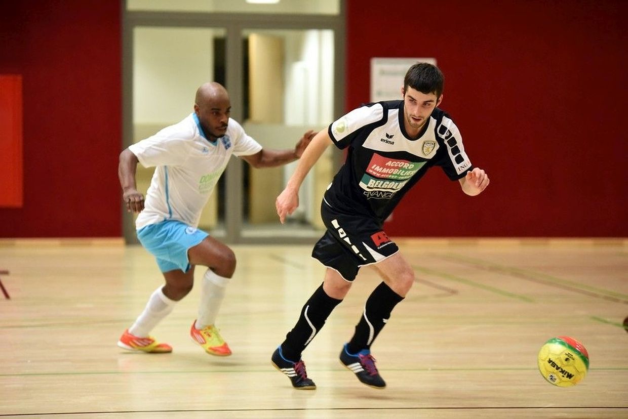 Filipe da Rocha Soares (Union Titus Pétange Futsal) poursuivi par Fernando de Oliveira (RAF Differdange).
