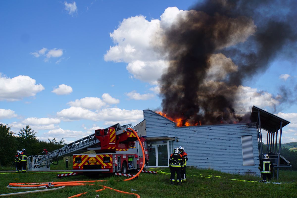 Trotz eines raschen Einsatzes konnten Feuerwehrkräfte nicht verhindern, dass das Gebäude völlig zerstört wurde.
