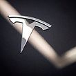 ARCHIV - 14.11.2018, Nordrhein-Westfalen, Düsseldorf: Das Logo des Autoherstellers Tesla. (zu dpa "Zwei Tote bei Unfall mit vermutlich fahrerlosem Tesla") Foto: Christophe Gateau/dpa +++ dpa-Bildfunk +++