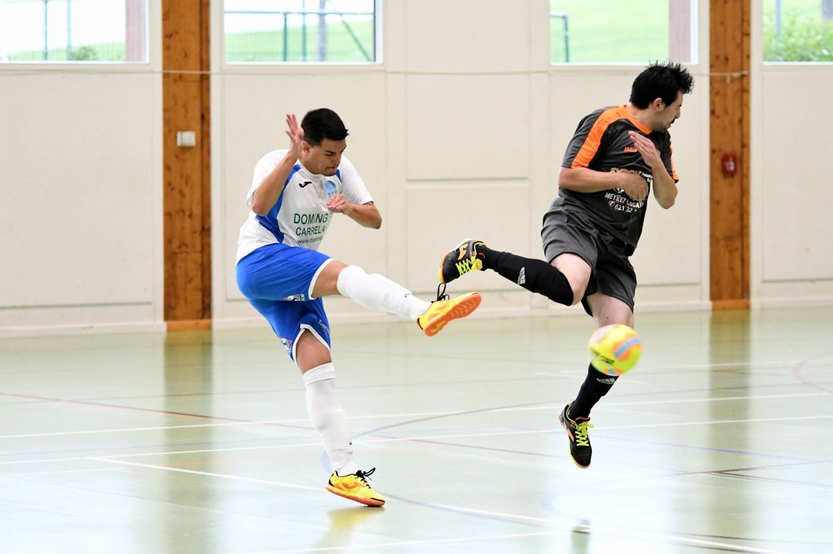 Joël Tavares Dos Santos (maillot foncé, Amicale Clervaux Futsal) tente de s'opposer à la frappe au but signée Kevin Gomes Da Silva (RAF Differdange).