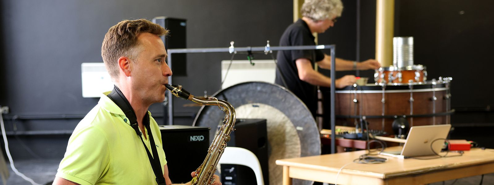 Le saxophoniste Olivier Sliepen et le percussionniste Guy Frisch apprivoisent le langage musical du compositeur Stefan Prins.