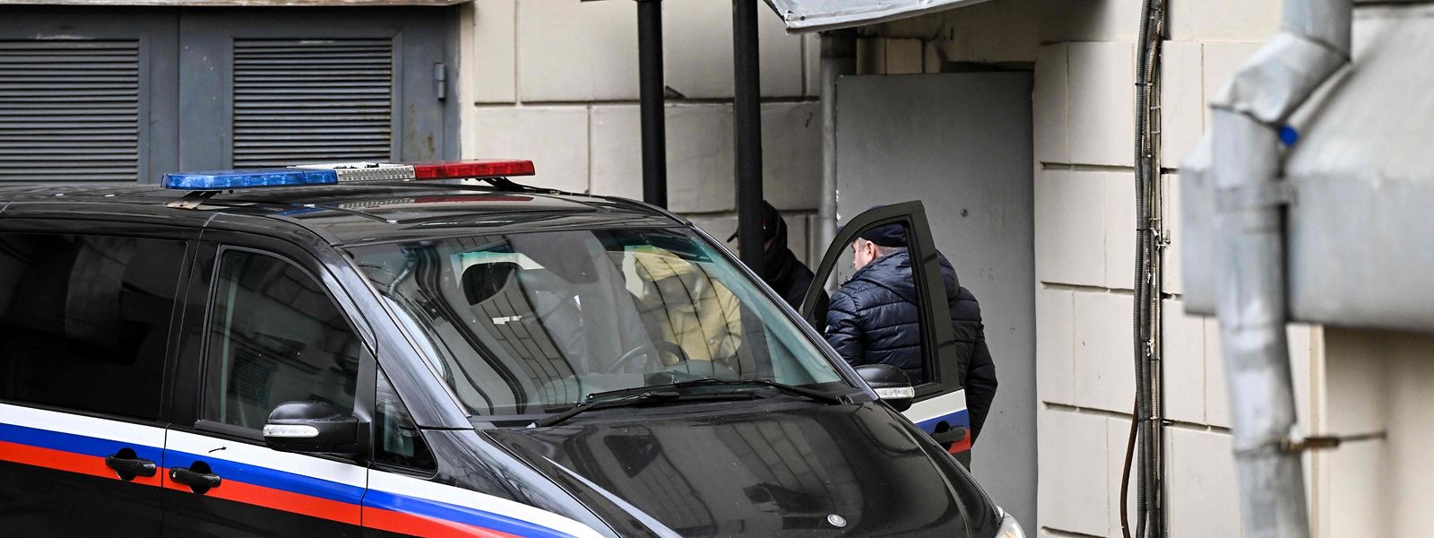 Evan Gershkovich, US-amerikanischer Journalist des "Wall Street Journal", der in Russland wegen des Verdachts der Spionage für Washington inhaftiert ist, wird   aus dem Gerichtsgebäude in Moskau eskortiert.