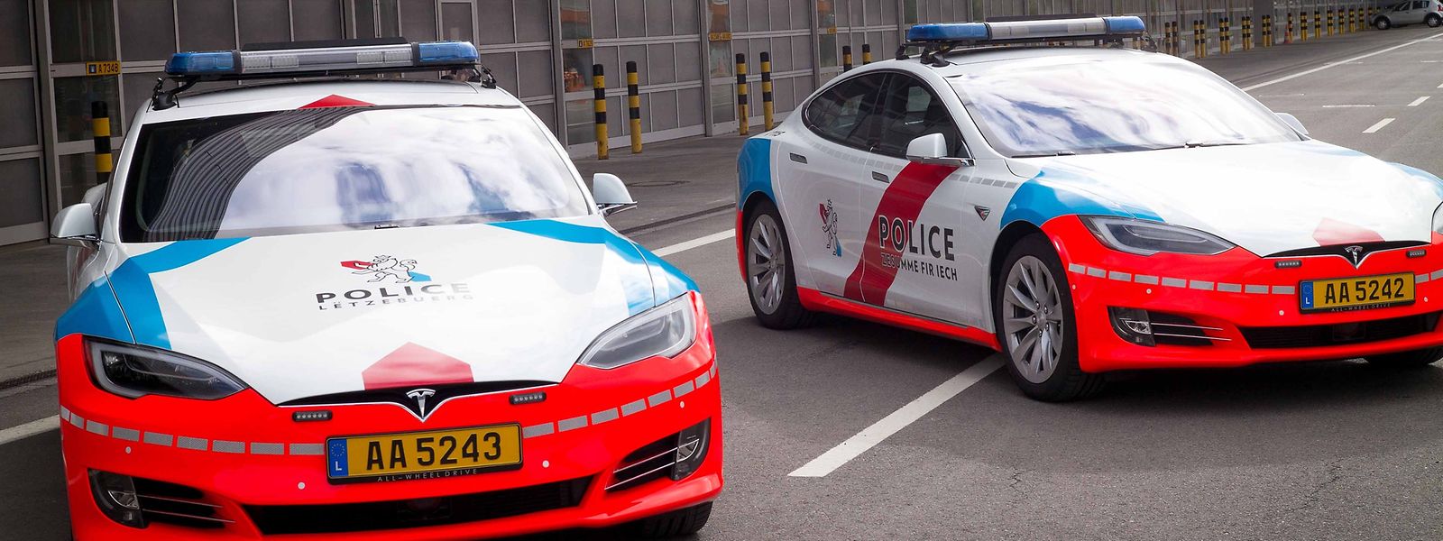 Im April 2018 nahm die Verkehrspolizei zwei Tesla-Fahrzeuge in Betrieb. 