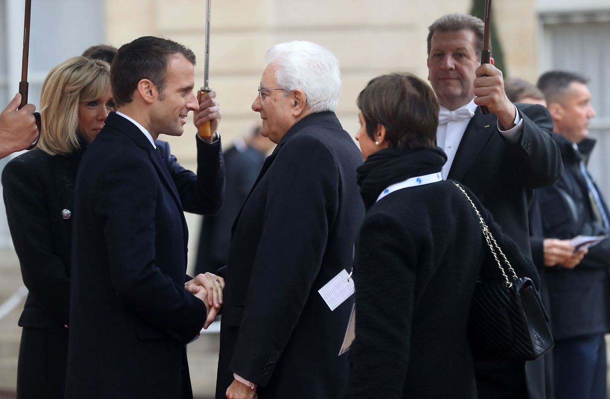 French President Emmanuel Macron (L) and his wife Brigitte Macron welcome Italy's President Sergio Mattarella at the Elysee Palace in Paris on November 11, 2018 ahead of the start of commemorations marking the 100th anniversary of the 11 November 1918 armistice, ending World War I. (Photo by Jacques Demarthon / AFP)