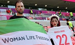 Eine Flagge ohne die typischen Zeichen für den Gottesstaat zu zeigen, ist für viele Kritiker des Iran ein bewusster Protest.