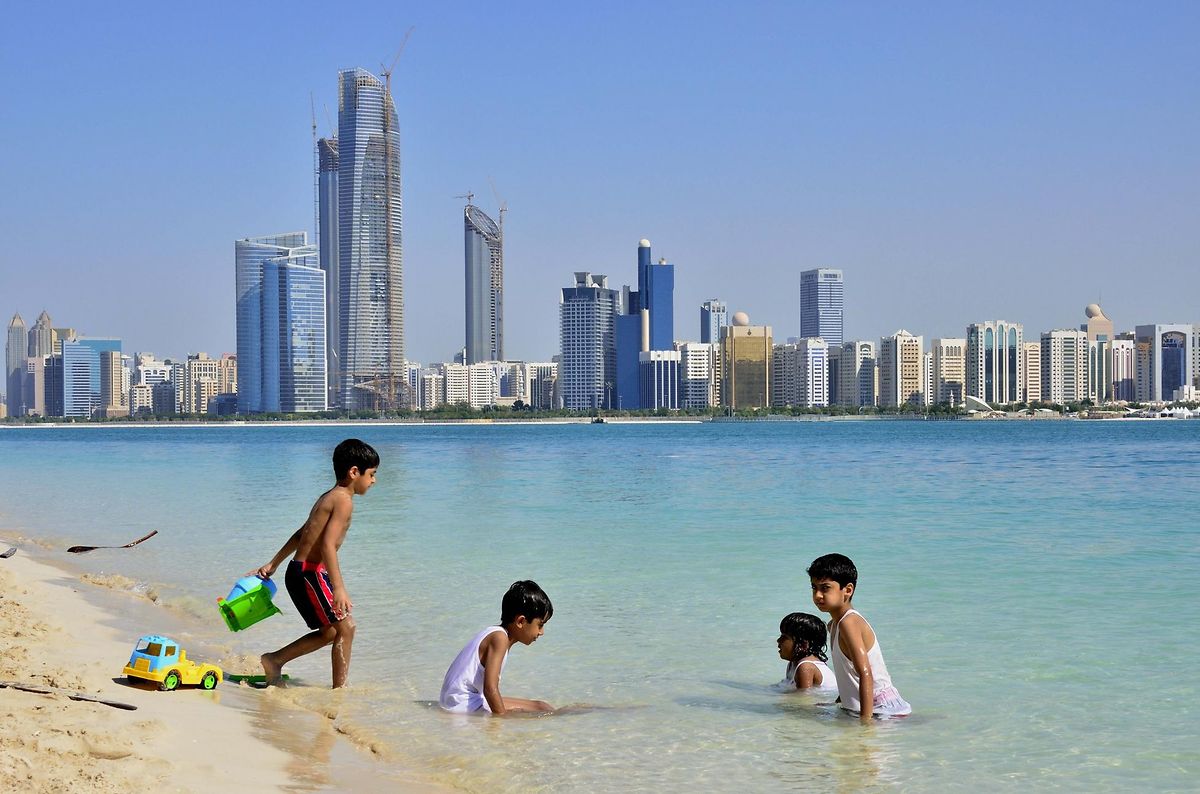 Strand und Skyline: Als äußerst kontrastreich erweist sich der Bade- urlaub im Emirat Abu Dhabi.