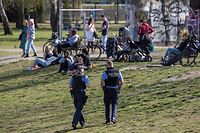 Police officers patrol a park in Berlin on April 10, 2020, to enforce social distancing measures. - Local authorities have increased police presence in the capital during the Easter weekend. (Photo by John MACDOUGALL / AFP)
