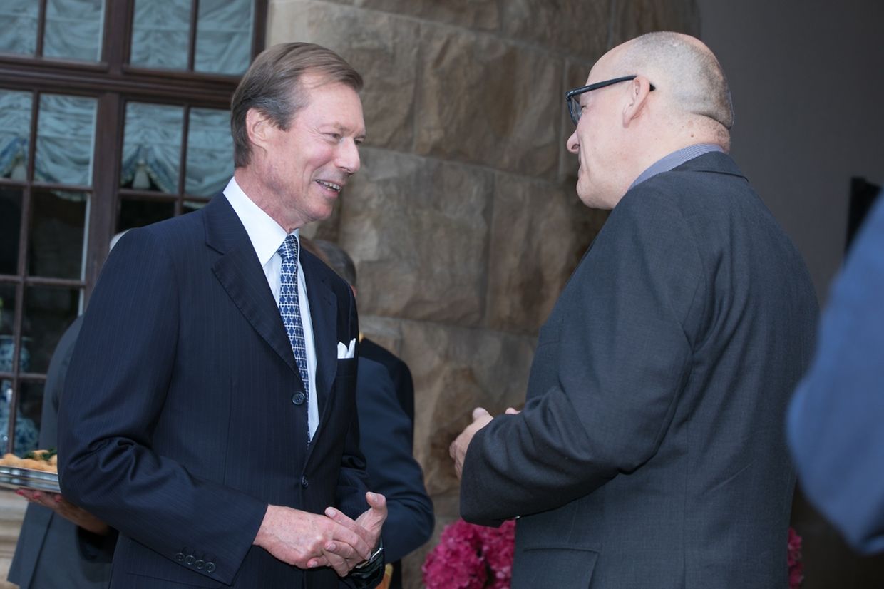 Le grand-duc Henri prend le temps d'échanger avec les nombreux invités.