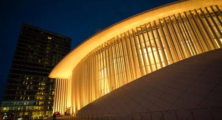 Philharmonie illuminée en couleur or / Campagne : Go gold to support childhood caner - Photo : Pierre Matgé
