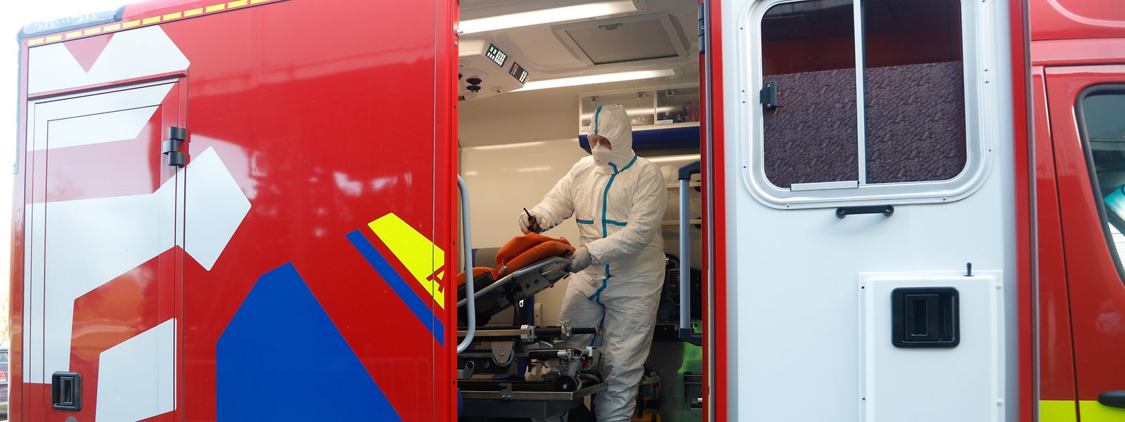 Chaque jour, les ambulances viennent chercher des patients atteints du virus pour les emmener vers d'autres hôpitaux du pays. 