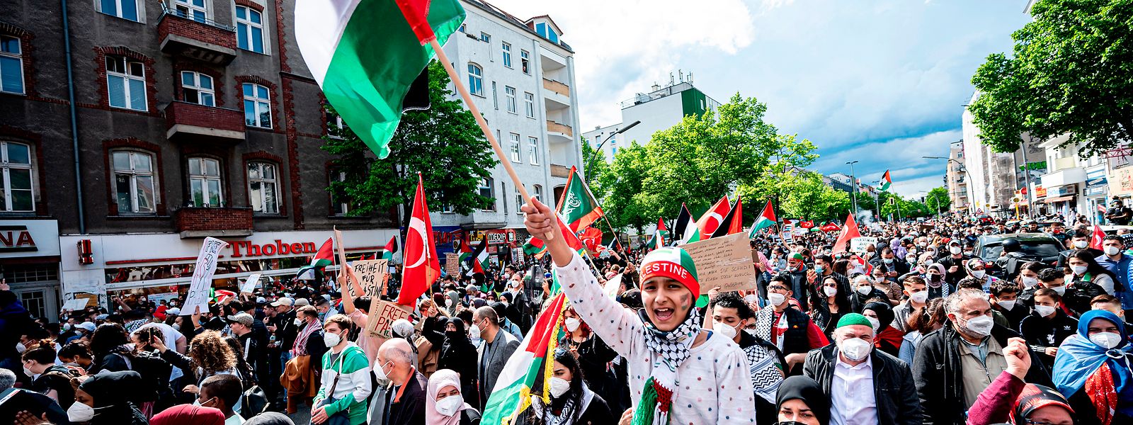  Teilnehmer der Demonstration verschiedener palästinensischer Gruppen gehen durch Neukölln.
