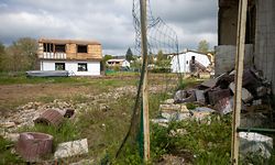 Arbeiter treiben den Rückbau der letzten verbliebenen Häuser voran. Die aufwendige Asbestsanierung ist abgeschlossen. 