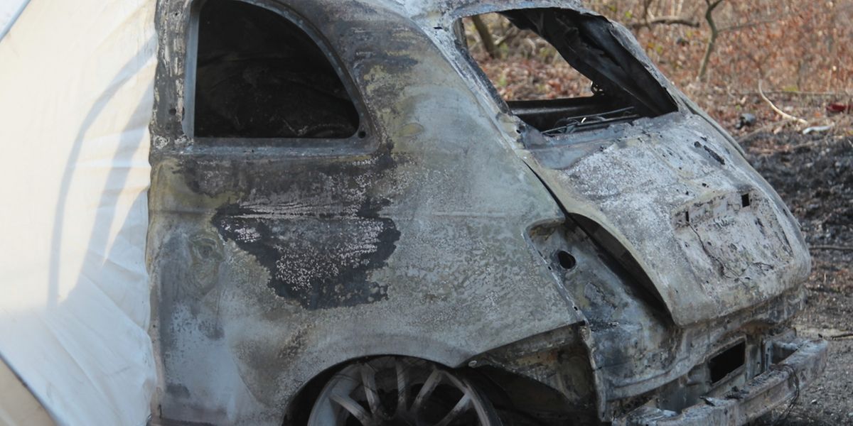 Das Unfallfahrzeug war gleich nach dem Aufprall in Flammen aufgegangen.