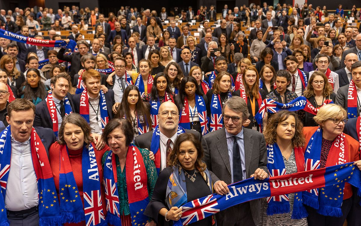 "Always united": David Sassoli, Präsident des Europäischen Parlaments (3.v.r), steht nach der Fraktionssitzung der Sozialdemokraten im Europaparlament zwischen Abgeordneten aus Großbritannien.