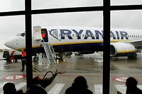 FILE PHOTO: Travellers wait in front of a passenger jet belonging to Irish discount airline Ryanair at Charleroi airport in southern Belgium, February 2, 2004.  REUTERS/Yves Herman/File Photo         GLOBAL BUSINESS WEEK AHEAD      SEARCH GLOBAL BUSINESS 24 JUL FOR ALL IMAGES