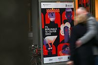 14.02.2023, Berlin: Zwei Menschen gehen an einem Plakat für das Filmfestival Berlinale am Potsdamer Platz vorbei. Die 73. Berlinale findet vom 16. bis 26. Februar 2023 statt. Foto: Philipp Znidar/dpa-Zentralbild/dpa +++ dpa-Bildfunk +++