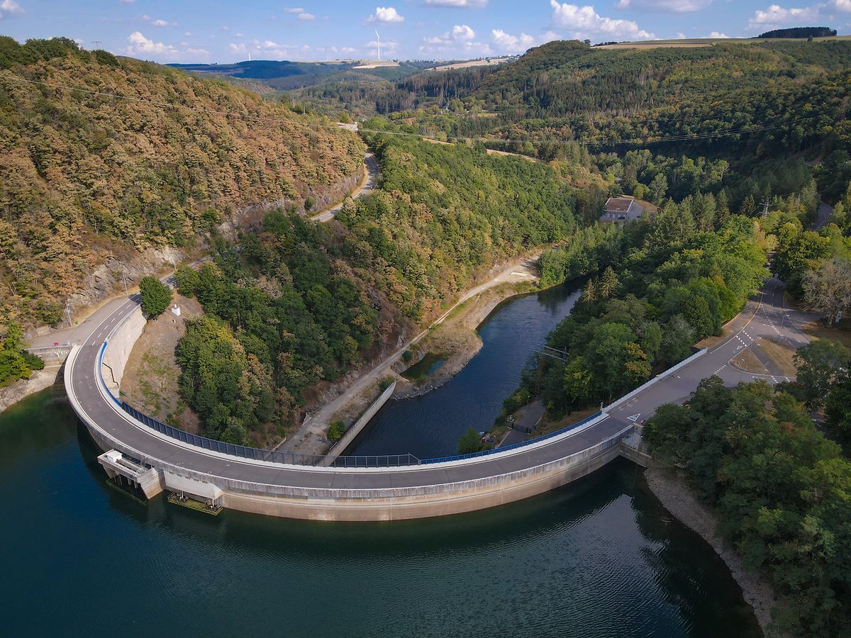 Cerca de 50% da água potável do país provém do lago Haute-Sûre, que é tratada na estação de tratamento de Eschdorf.