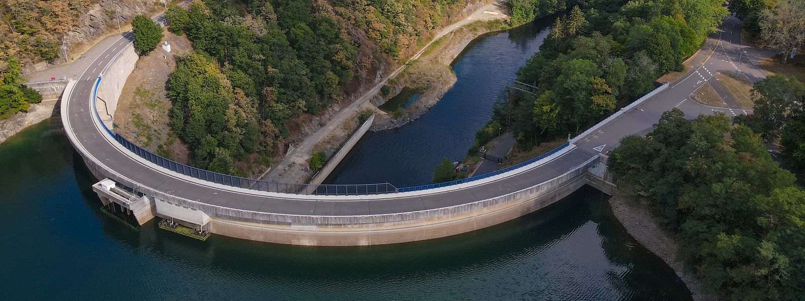 Le barrage du lac de la Haute-Sûre se trouve à une distance suffisante pour écarter les risques de pollution de d'eau potable.
