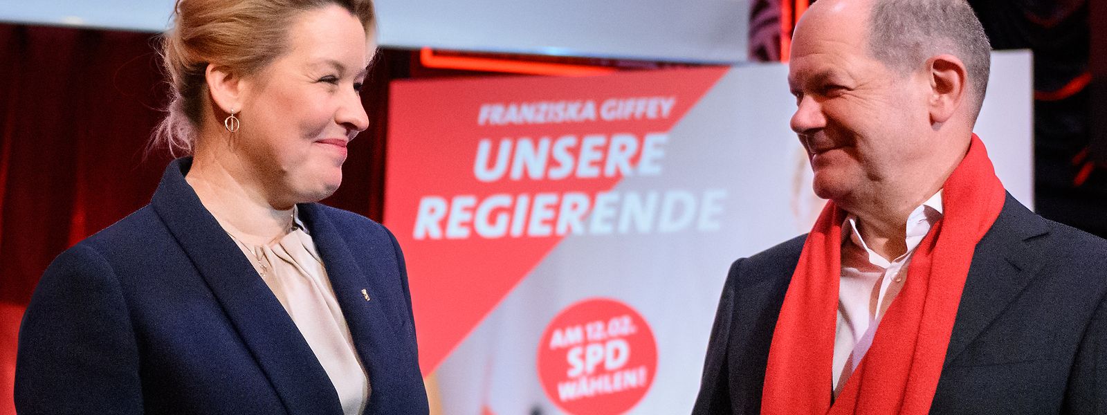 Der deutsche Bundeskanzler Olaf Scholz (r.), und Franziska Giffey (l.), SPD-Spitzenkandidatin und Regierende Bürgermeisterin von Berlin, stehen beim Wahlkampf-Auftakt vor der Bühne vom Varieté Wintergarten.