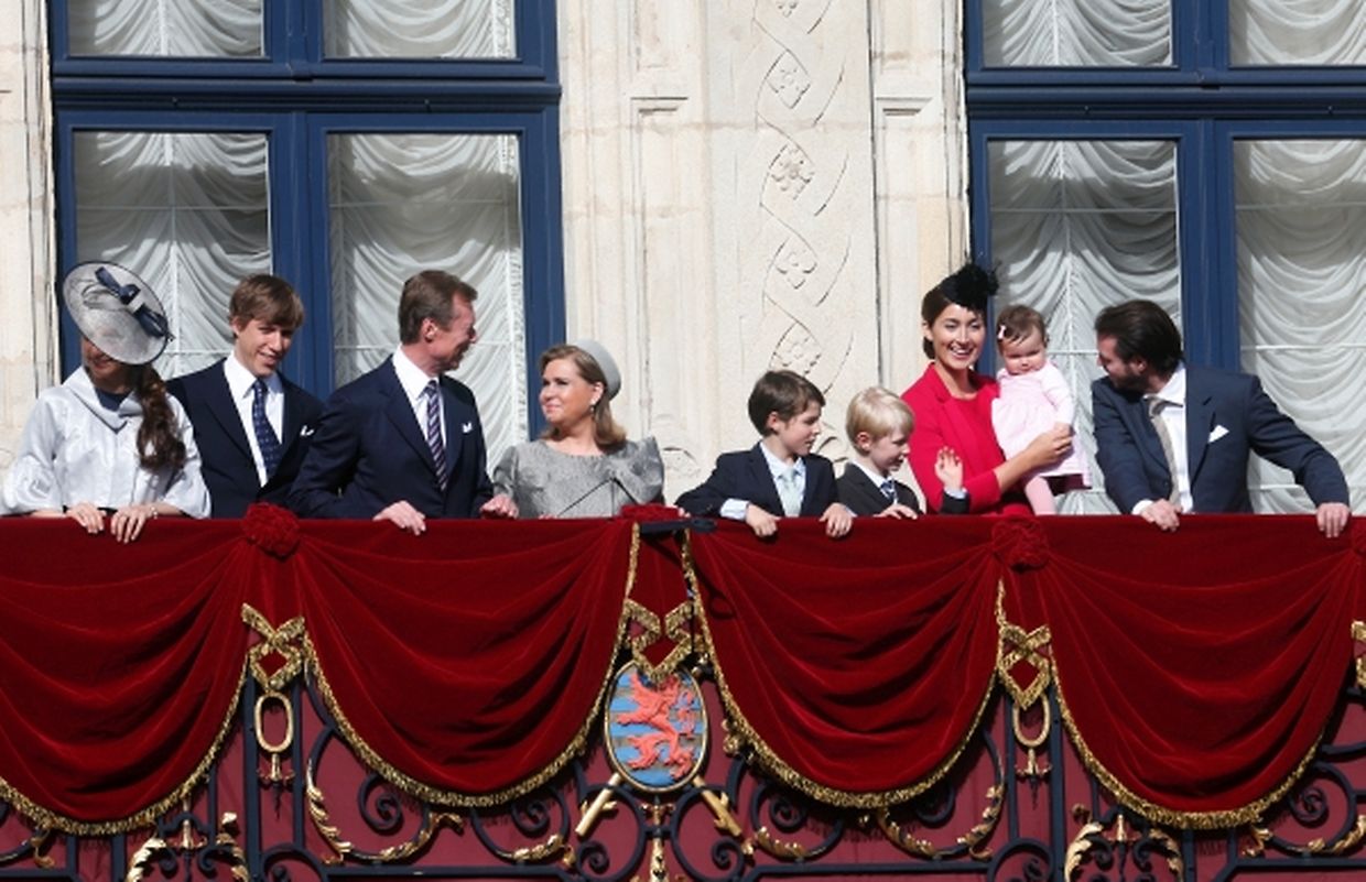 Die großherzogliche Familie auf dem mit Samt geschmückten Balkon des Palais.