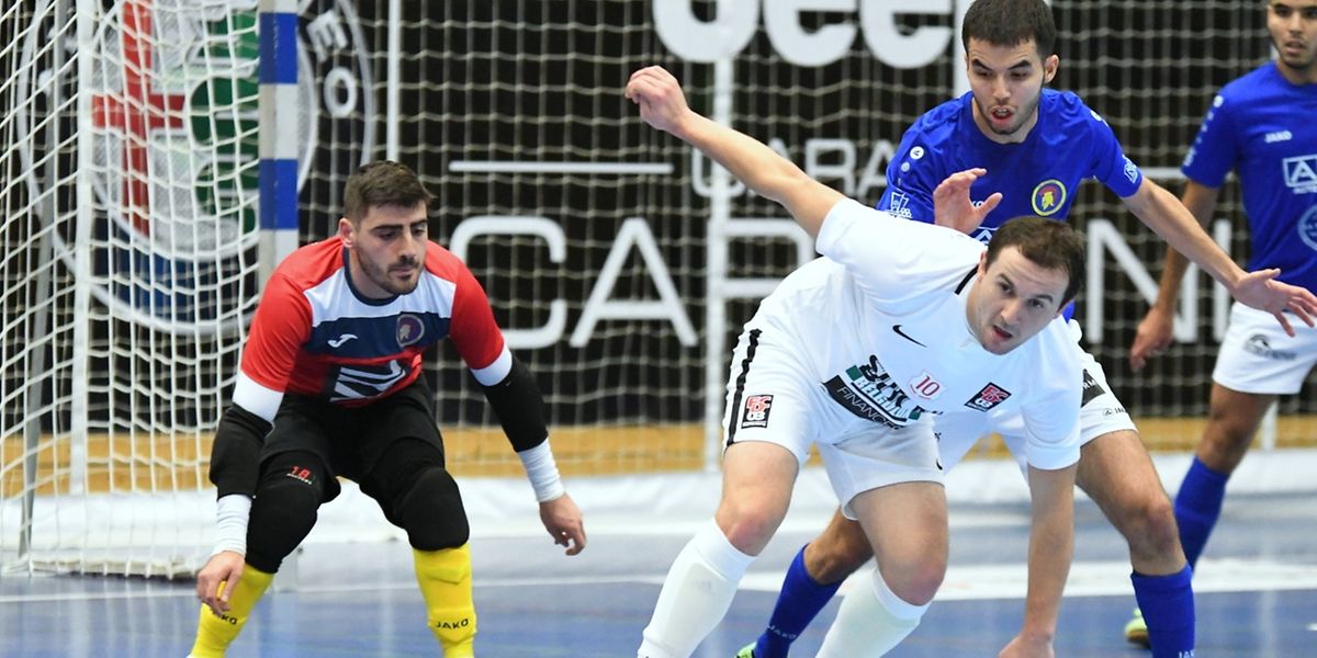 Le gardien Tiago Fernandes et Youssef El Majdoub, en bleu (AS Sparta Dudelange) tentent de repousser Ernad Masic (FCD03).