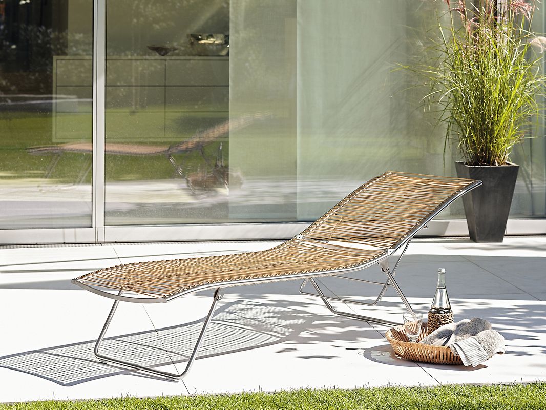 Gartenmöbel in Flechtoptik sind aktuell im Trend. 
