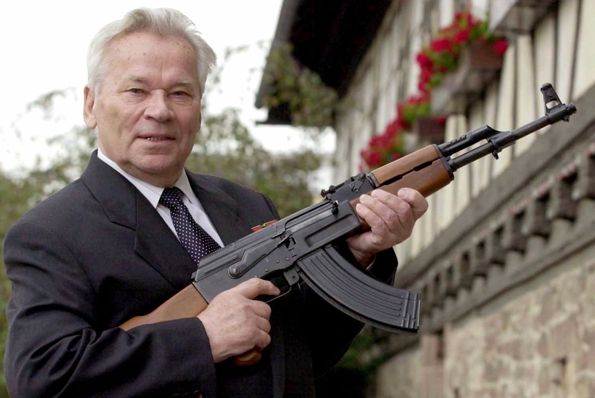 Michail T. Kalaschnikow, Waffen-Konstrukteur, steht mit einem Kalaschnikow-Sturmgewehr in der Hand vor dem Suhler Waffenmuseum.