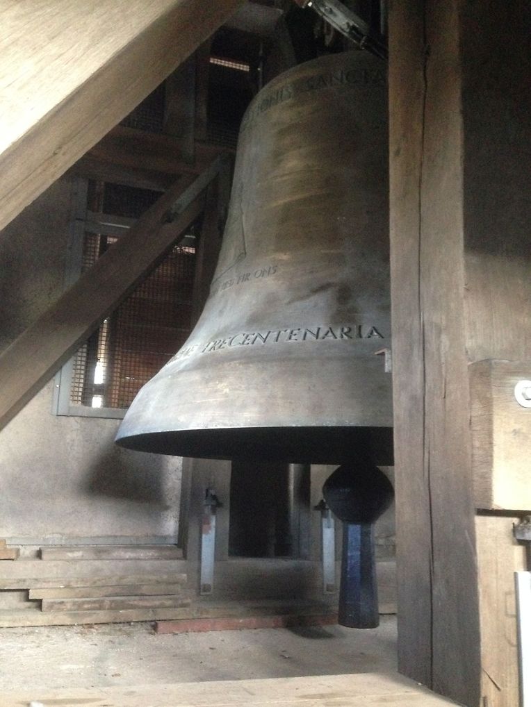 Über eine Holzleiter gelangt man in den Glockenturm der alten Kirche, der 1985 abgebrannt war. Ein Jahr später wurden fünf der sechs Glocken im Westturm und die vier im Ostturm ersetzt. 