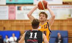 Jo Hoeser, en jaune, Amicale Steinsel, et Vincent Sunnen, T71 Dudelange / Foto: Stéphane Guillaume