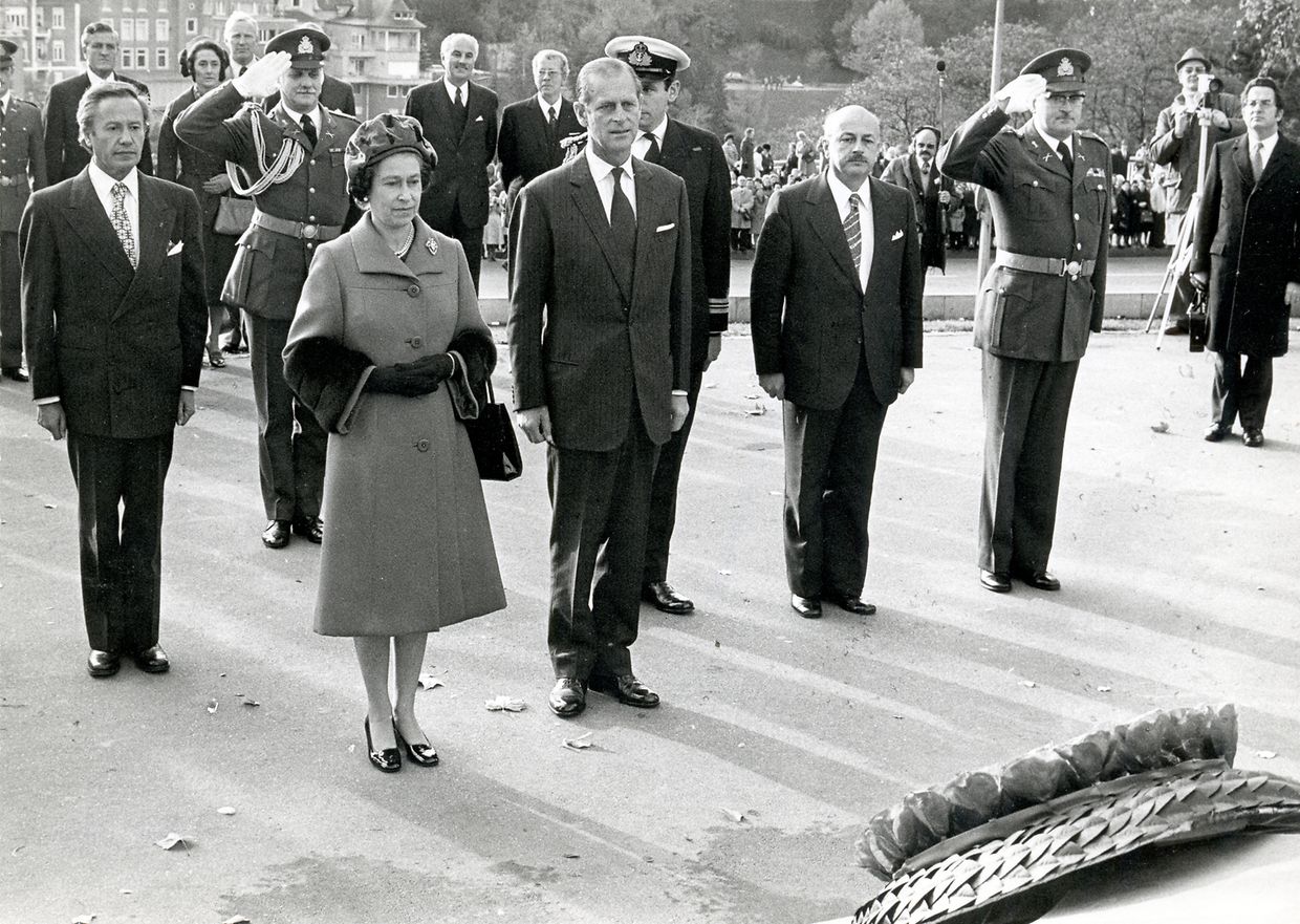 Königin Elisabeth II. und Ehemann Prinz Philip während eines Staatsbesuchs am 8. November 1976 in Luxemburg. Mit am Bild: Staatsminister Gaston Thorn (l.).