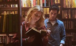 Der eigenbrötlerische Buchhändler Joe Goldberg (Penn Badgley) verliebt sich in die Autorin Guinevere Beck (Elizabeth Lail).
