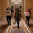 Lange Nacht voraus: die Büros der republikanischen Senatoren Rand Paul und Mitch McConnell erhalten eine Pizzalieferung, um für die späte Abstimmung bei Kräften zu bleiben.