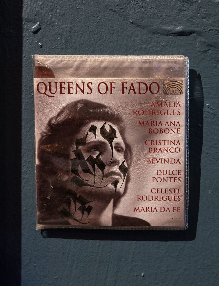 Quadros de moldura preta com imagens de mulheres portuguesas, como Amália Rodrigues, são algumas das obras expostas no Kufa Summer Bar.