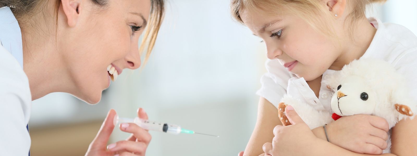 Vacciner aujourd'hui, c'est protéger pour la vie entière. Alors autant ne pas négliger ce rendez-vous chez le généraliste ou le pédiatre.