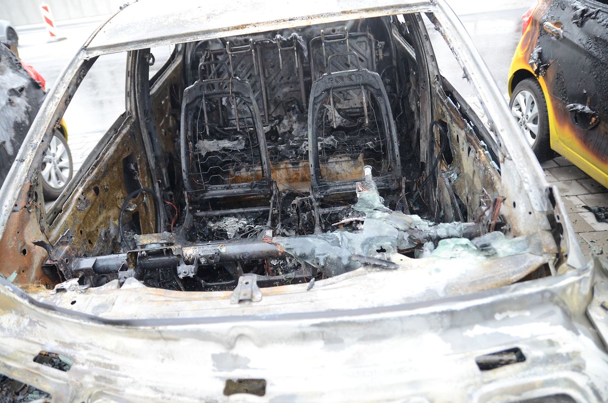 Zwei Autos brannten vollständig aus, zwei weitere wurden schwer beschädigt und sind als Totalschaden anzusehen.